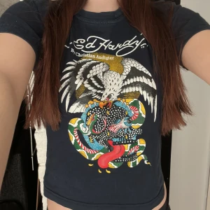 Ed Hardy T-Shirt - En Ed Hardy T-Shirt med coolt örn och orm tryck i barnstorlek 10, men passar även mig som är xs💜