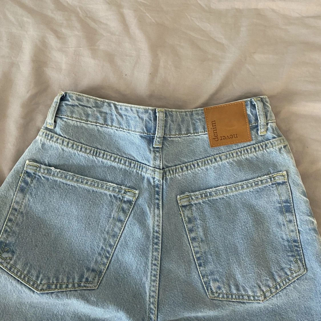 Jeans med hål i knäna  - 90