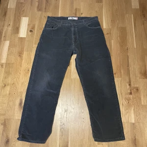 Vintage grå Levi’s 559 corduroy byxor - Vintage levis 559 i Corduroy material. 36 tum i midjan och 30 tum på innerbenet. Relaxed straight. Kan ta prisförslag också.