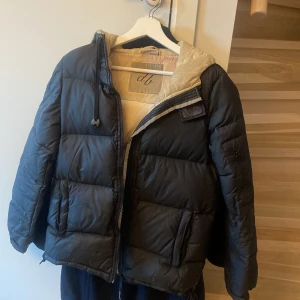 Dunjacka från d-brand  - Väl använd jacka, inga hål eller yttre skador. Dem vita färgen inne är dock inte helt vit längre.. 