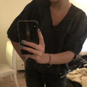 Blå sommarblus  - Älskar den här fina fina blusen/tunikan men tror inte jag kommer få användning för den mer så säljer den