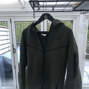 Nike tech fleece - Nike tech fleece zip Hoodie i bra skick men spår av användning finns.