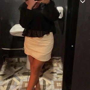 Säljer kjolen  - Säljer min super fina vita kjol, pga för liten 