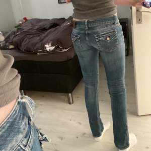 Blåa lågmidjade ltb jeans med sjukt snygga detaljer bak!🫶🏼Köpta från sellpy! säljer då de var lite för små för mig!