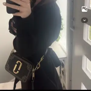 Marc jacobs väska the snapshot! Nyskick! Andra och tredje bilden är lånade. Skriv privat för fler frågor❤️‍🔥nypris 4400kr