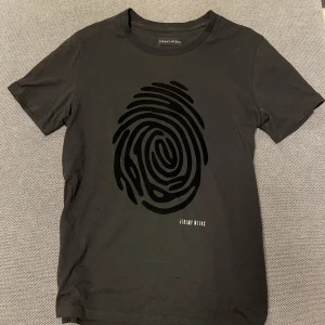 Jemery Meeks t-shirt  - Endast kommit till användning en gång. Därför är t-shirten i mycket fint skick!                  Nypris: 1299kr