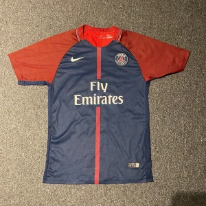 Psg t-shirt  - Säljer min psg tröja äkta som användes säsongen 17/18 och har används fåtal gånger men är i bra skicks bara att numret är lite skrynkligt annars är allt perfekt. Neymar jr på ryggen som blev precis värvad av psg. Köparen står för frakten. 