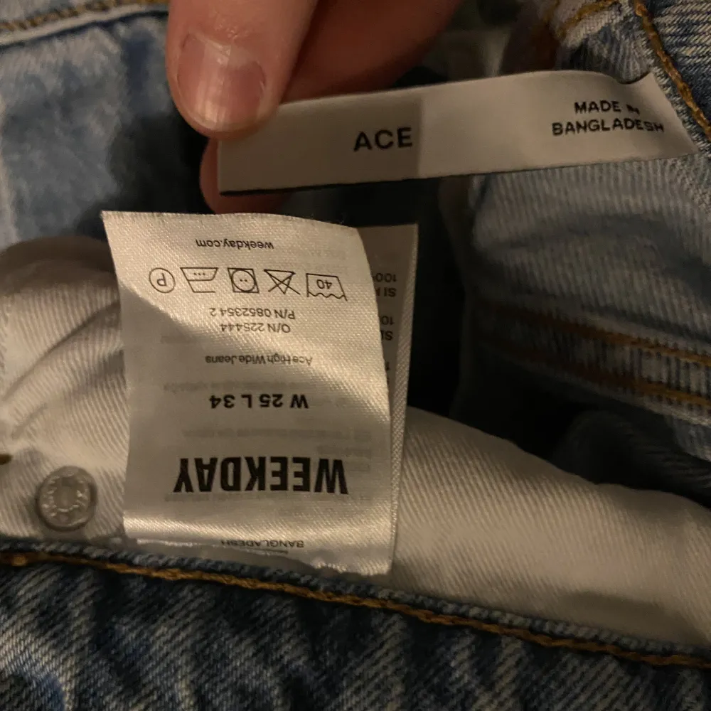Vida snygga jeans från weekday, slutsålda, modellen ace! Nyskick, storlek W25L34, men de är lite stora i storleken så skulle säga att de mer passar en W26/W27! Nypris: 500kr. Jeans & Byxor.