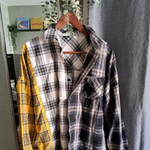 Flerfärgad skjorta - Så jävla maxad skjorta i såhär olika delar, köpt så Säljer den för den bara hänger i min garderob o aldrig blir använd Kan va så att d står en annan storlek i den men den sitter som en l/xl