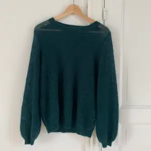 Säljer denna stickade tröja med en mossgrön färg, använd en gång och lite stickig men inte så man stör sig❤️ det står ingen storlek på men skulle gissa på s/m i längden.