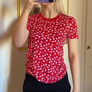 Topp - Superfin tshirt från &Other stories, endast använd ett fåtal gånger. Storlek S, kan mötas upp på Södermalm annars står köparen för frakt❤️‍🩹❤️‍🩹