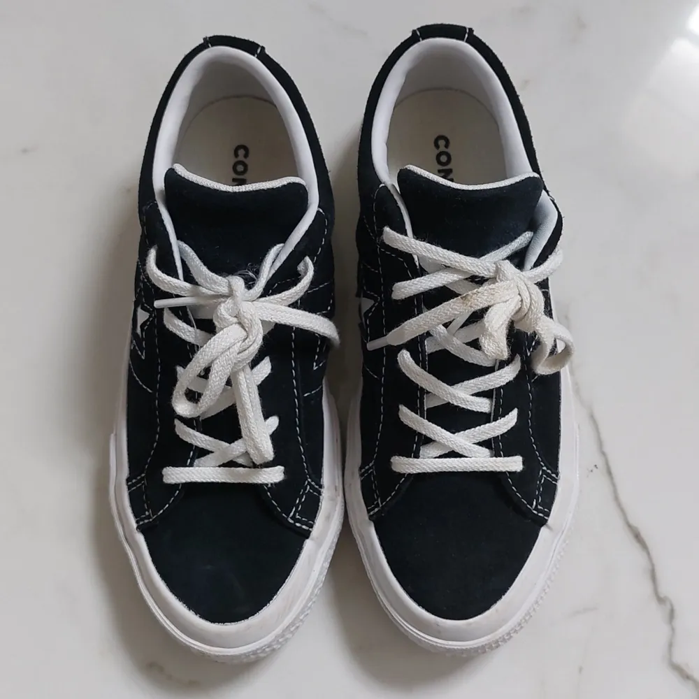 Converse one star i bra skick. dem är i storlek 32m Hittar tyvärr inte skolådan. Därför säljer jag dem för 350. Priset kan diskuteras. . Skor.