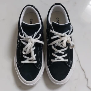 Converse one star - Converse one star i bra skick. dem är i storlek 32m Hittar tyvärr inte skolådan. Därför säljer jag dem för 350. Priset kan diskuteras. 