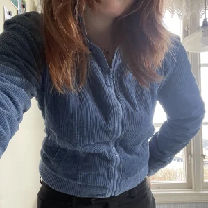 Blå jacka retro - Så snygg vinter/vår jacka som tyvärr inte kommer till användning☹️ i fint skick🤍köpt second hand🦔sitter bra på mig som brukar ha s! 
