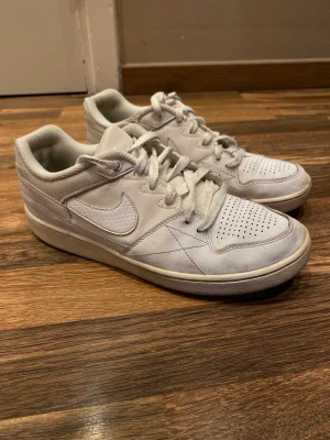 Nike low airforce - NIKE low air force skor i vit färg. Skorna är i gammal model så vill gärna bli av med dem. 