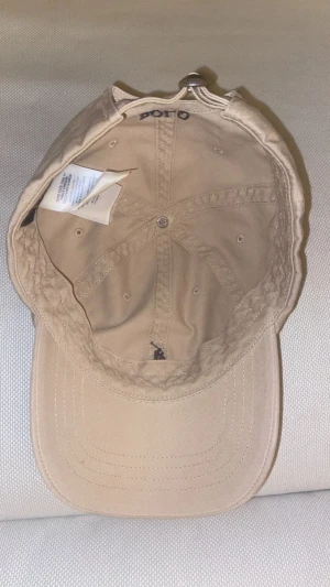 Polo keps - Säljer en helt oanvänd polo keps. Köpte den för ett tag sen men kepsen blev bara liggandes så väljer nu att sälja den. Den är aldrig använd så helt ny. Nypris ligger på 500kr så tänker 300+frakt. Har ni frågor är det bara att skriva! 