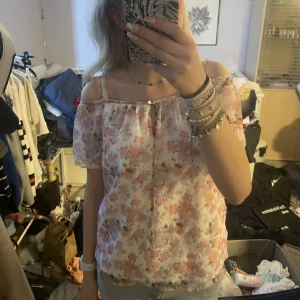 Blommigt linne - Blommigt linne som även är offshoulder och har dubbel tyg