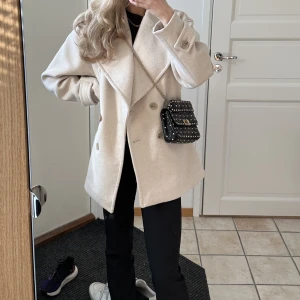 Kort kappa beige - Säljer denna beige kort kappan som är helt slutsåld ❤️ 