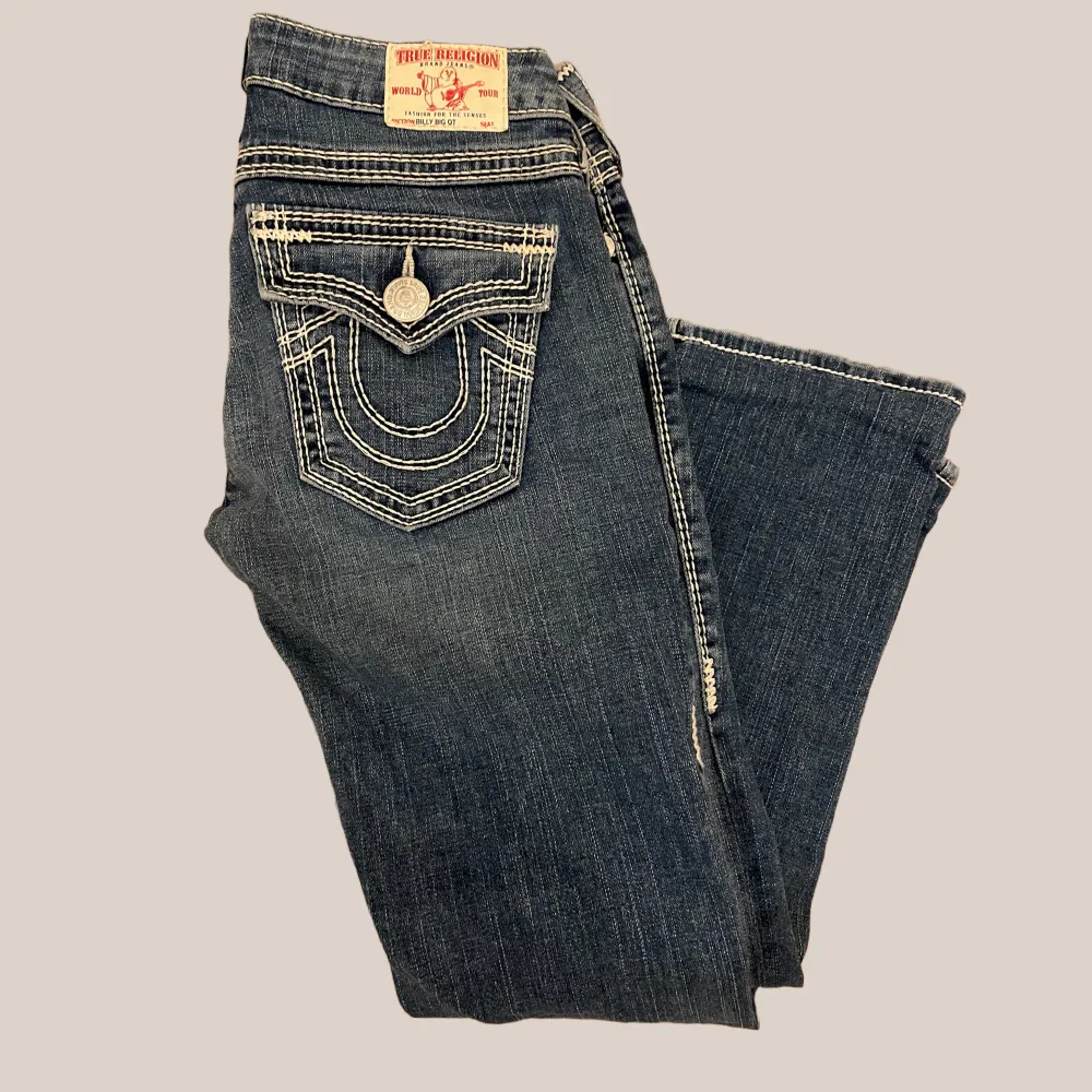 Lågmidjade jeans från True Religion i superbra skick. Storlek 27/30, mått finns på sista sidan ❤️‍🔥Använd gärna ”Köp Nu”-funktionen eller kom med prisförslag!  (Jeansen är lite ljusare i verkligheten, bilden blev något mörk). Jeans & Byxor.