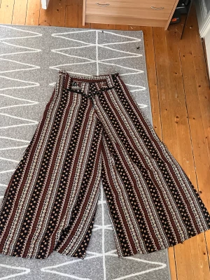 Baggy mönstrade byxor - Aldrig använda, väldigt luftiga, skönt material 