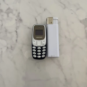 Telefon - En liten telefon till salu finns helt nya i packet. Man kan ha 2 simkort i, man kan ändra rösten när man pratar med folk👌