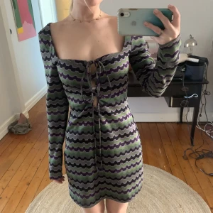 Klänning - Randig zara klänning, grön och lila 