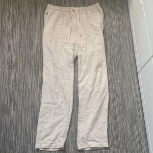 Linnebyxor - Hej! Säljer dessa linnebyxor som är från Milson Clothing. Använda 2ggr men säljs pga fel storlek. Perfekta till sommaren och är riktigt sköna. Nypris 750kr. Skriv om du har några som helst frågor!