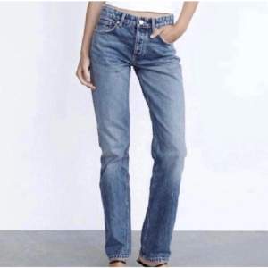 Säljer dessa snygga mid Rise jeans från zara. Båda är i fint skick och inte använda så mycket. Du kan köpa båda för 450 och ett par för 250❤️