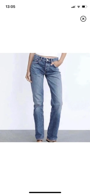 Mid Rise jeans zara - Säljer dessa snygga mid Rise jeans från zara. Båda är i fint skick och inte använda så mycket. Du kan köpa båda för 450 och ett par för 250❤️