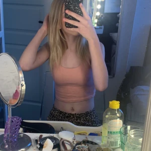 Topp - Intresse koll på en super gullig sommar topp, från weekday i storlek xs.