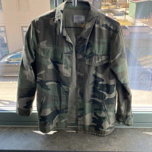 Vårjacka Zara - Snygg vårjacka som är för liten för mig  och använd bara ett fåtal gånger💕