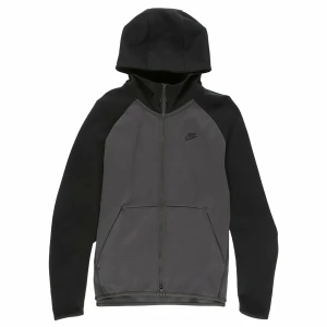 Nike tech fleece old sesong  - Hej säljer mycket fin Old sesong Nike tech flecce använd fåtal gånger så är som nu den är storlek L här av er vid intresse pris går att diskutera 
