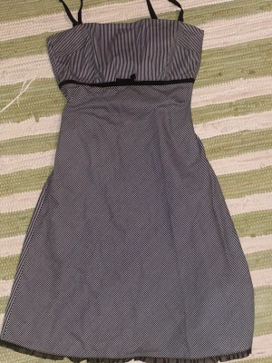 Sommarklänning - Köpte den på second hand men den är i väldigt bra skick! Jag har aldrig använt denna.