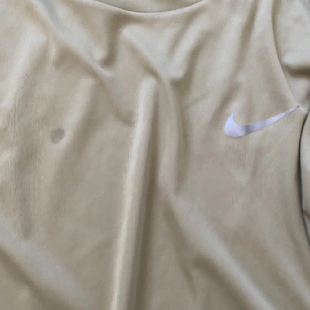 Träningströja ifrån Nike. Den har en liten fläck på bröstet därav priset❤️. Hoodies.