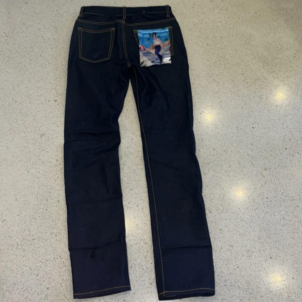Säljer ett par Eytys jeans Nästan helt oanvända Storlek: 29 (passar mig som har 30W 30L i Levis 501) Dom är lite långa på längden, men är super snygga både vikta där nere eller inte.  Möts ej upp! Modellen heter ”Eytys cypress raw”. Jeans & Byxor.