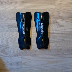 Monolit benskydd - Säljer ett år monolit benskydd skick 9/10🌟