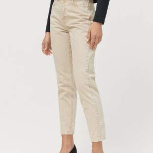 Säljer beige Dagny mom jeans från ginatricot i storlek 40. Fint skick. Fler bilder kan skickas vid intresse 