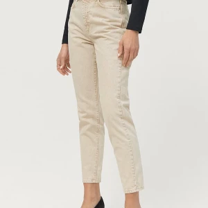 Dagny mom jeans beige - Säljer beige Dagny mom jeans från ginatricot i storlek 40. Fint skick. Fler bilder kan skickas vid intresse 
