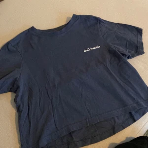 Sportig tisha med tryck - Snygg marinblå croptop med boxig fit, stort tryck på ryggen och litet tryck framtill, prima skick. 😊