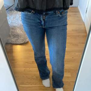 Ett par mörkblå, låga bootcut jeans från Gina som jag använt ett fåtal gånger då dom är för långa, och är därför lite slitna längst ner.