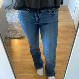 Mörkblå bootcut jeans - Ett par mörkblå, låga bootcut jeans från Gina som jag använt ett fåtal gånger då dom är för långa, och är därför lite slitna längst ner.