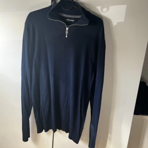 Stickad tröja - En helt oanvänd stickad ziptröja i storlek L ifrån jack&jones. Perfekt inför sommaren:) Skriv vid intresse eller fler bilder.