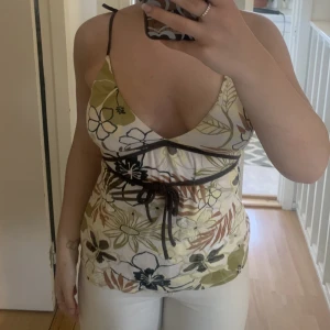 Linne  - Ett linne som man kan knyta runt midjan eller på andra sätt. Den är i väldigt bra skick.