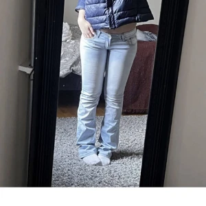 Lågmidjade jeans - Snygga lågmidjade jeans som tyvärr är för små på mig🤍Midjemåttet: 80 Innebenslängden: 83