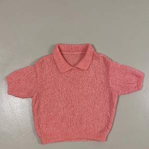 Sååå fin rosa tröja som tyvärr aldrig kommer till användning. Aldrig använt - helt ny🤩 Storlek M men kan passa både större och mindre storlekar med tanke på materialet😊