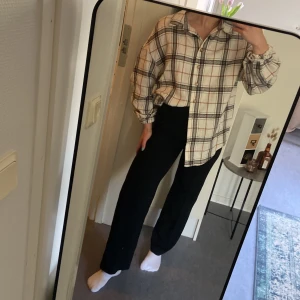 Cool skjorta i skönt material - Oversize skjorta med stora ärmar. Jätteskön, mjukt material! ☺️  För referens är jag på bilden 160cm lång.