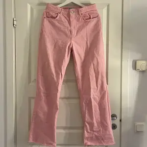 Ett par jeans från Gina tricot. Jeansen har en lite mer stark rosa färg irl💕