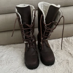 Fodrade ridstövlar i storlek 38❣️ - Fodrade ridstövlar. De är väl andvända men i bra skick. Storlek 38 och innermåttet är ca 24-24.5 cm.💞