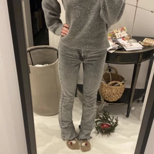 Grå zara jeans - Säljer dom här fina jeansen som knappt är använda då de inte riktigt är min stil, dom är från zara och har en slits ner till 🫶🏼