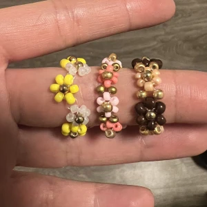Blomarmband och ringar - Blomarmband och ringar i pärlor! Finns i guld 👩🏼 och silver 👩🏼‍🦳 kika in profilen för fler armband och ringar🌸ring kostar 50kr och armband kostar 100kr🧚🏼